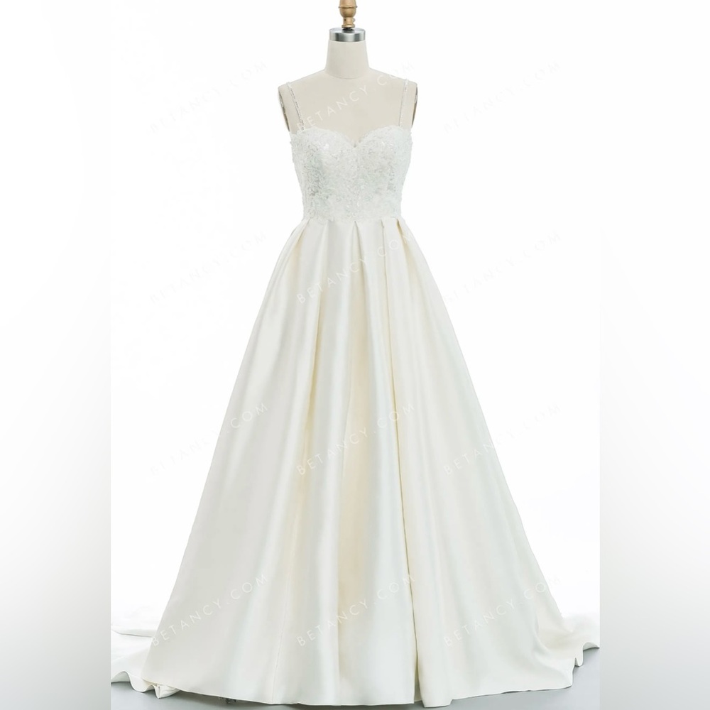 Elegant White Lace Strapless Dress